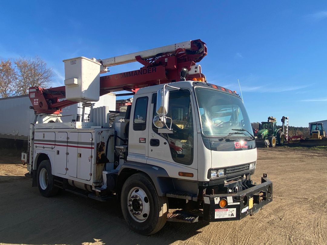 2004 GMC T7500 - Image 8